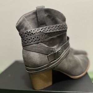 Grey CowGirl Boots 
Size 10